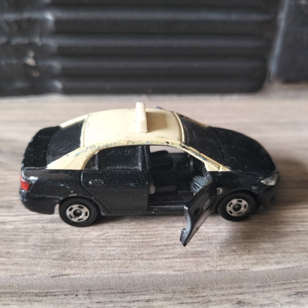 Diecast Tomica Toyota Corolla Axio