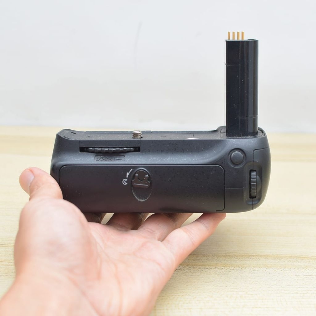BATTERY GRIP NIKON D90 BATERAI GRIP NIKON D90 D80