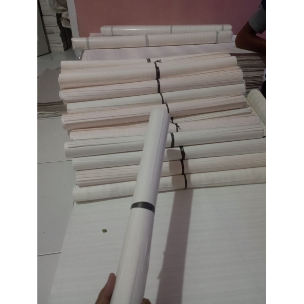 kertas layangan 1 kebet geblus ukuran 82(60x60) harga /gulung isi 50 lembar