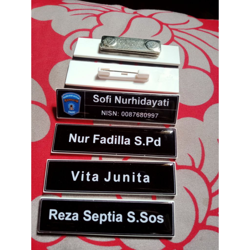 

Name Tag Nama Dada Magnet Peniti Kuningan & Akrilik Resin
