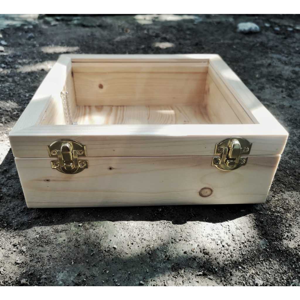 

Kotak Kayu Premium Hampers Isi Kado – 20x20x7 cm Tutup Akrilik, Kunci Emas | Packaging Kado / Gift Box