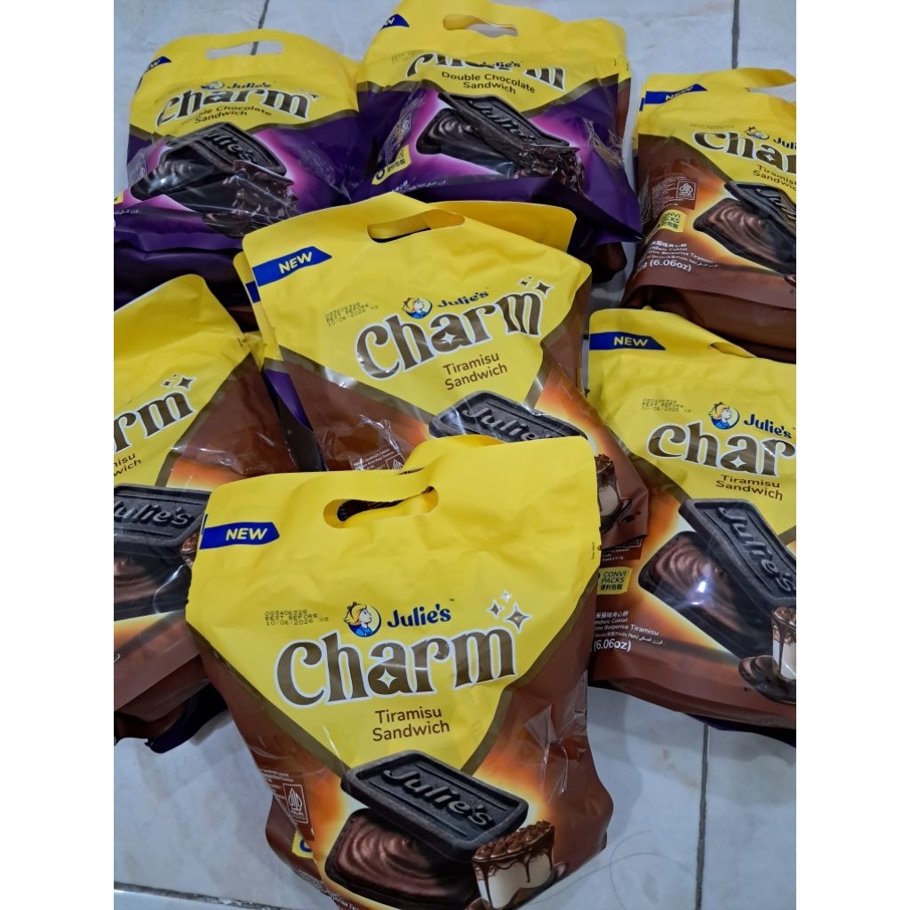 

Biskuit Julie's Charm double chocolate / tiramisu sandwich 172gr Julies Charm double chocolate tiramisu sandwich 172g