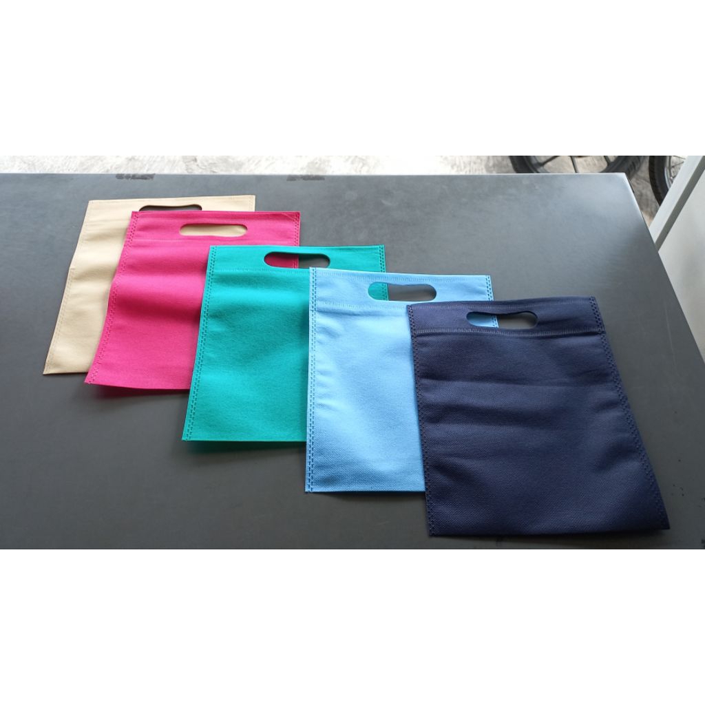 

Tas Spunbond Plong Oval Warna tebal 75 gsm ukuran Kecil (S) 20 x 26 per 10 pcs