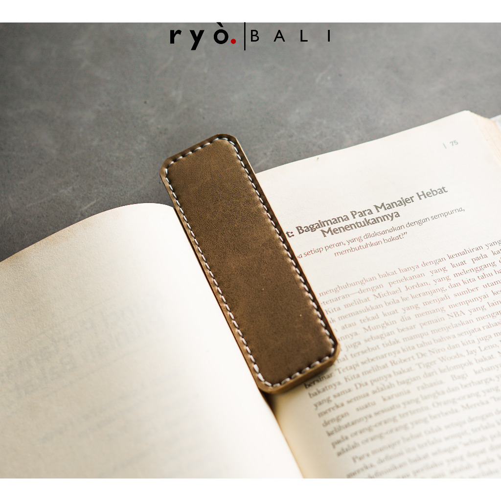 

ryo.bali Leather Bookmark, Pembatas Buku, Markah Buku Kulit Custom - ALISON Hadiah Untuk Adik