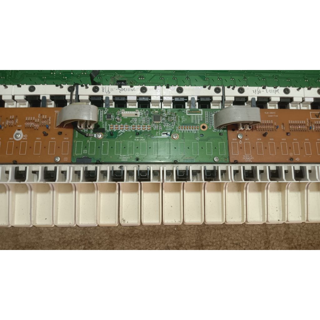 1 SET PAPAN TUTS Keyboard KORG PA 500 Kondisii masih mulus x & Original bonus 5 oktaf karet tuts