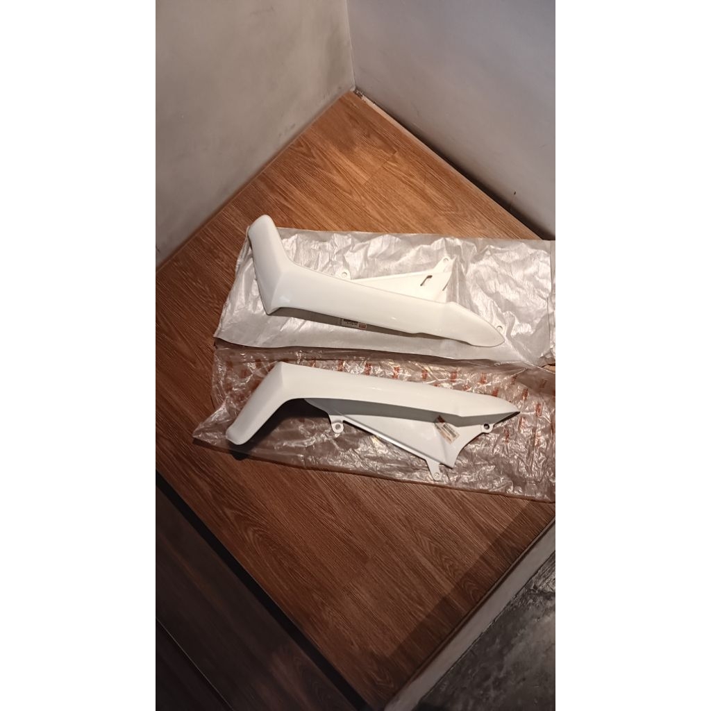 Sayap Luar Yamaha F1Z Putih Albino Original
