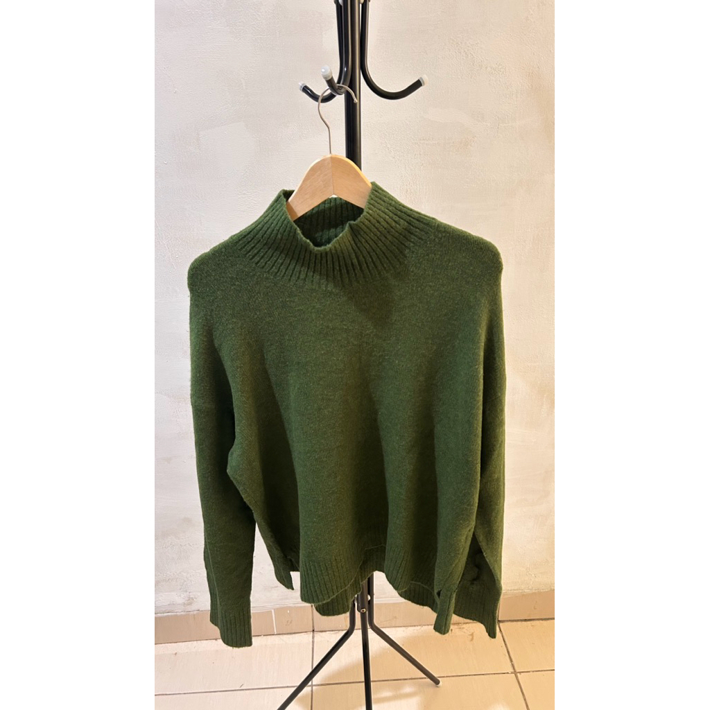 UNIQLO Crewneck Hijau Botol Hijab Friendly uk L-XL