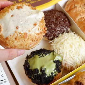 

Donat pisang- 1 box isi 4 (2 jadul, 2 topping) ALA CIK MEHONG VERSI PREMIUM