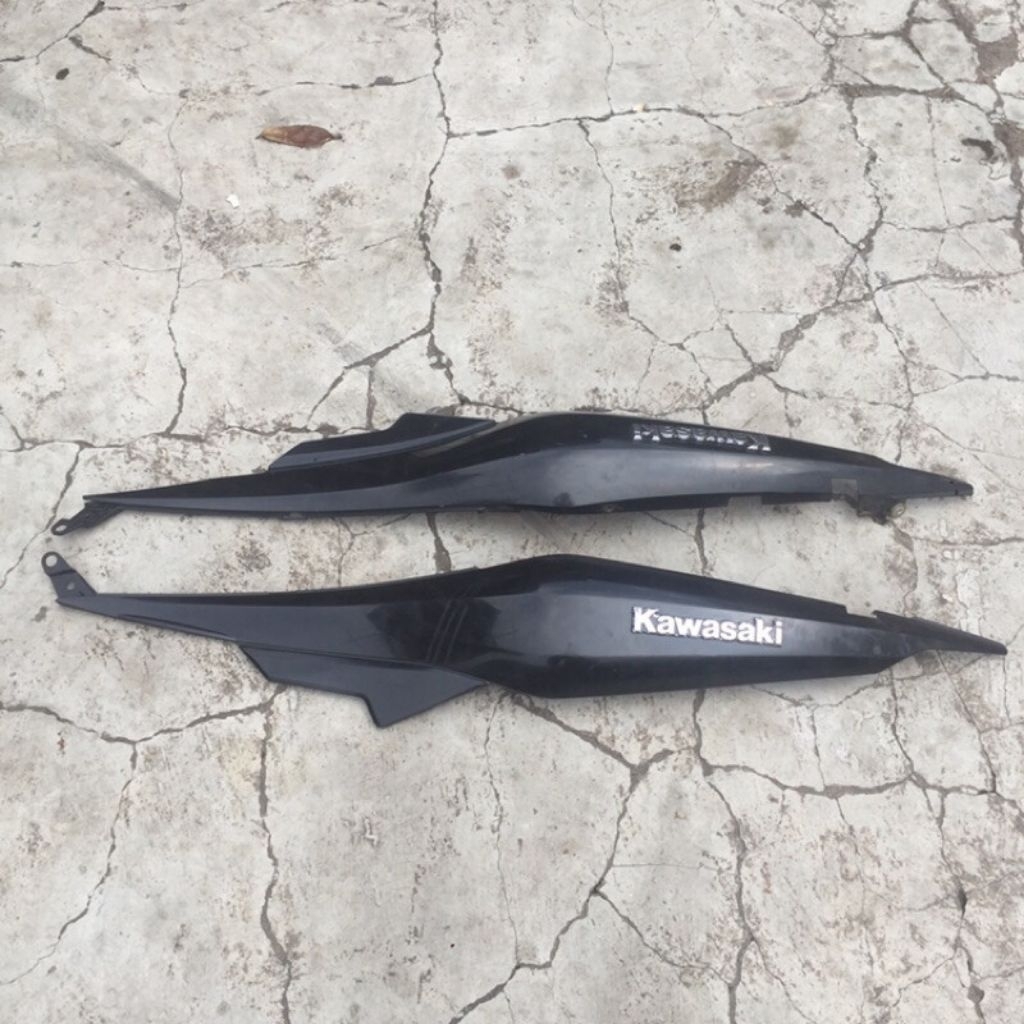 Sepasang Cover Body Belakang Kawasaki ZX 130 Original