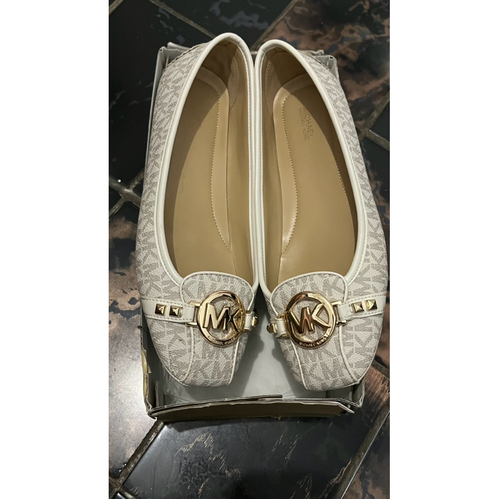 preloved flatshoes MK fulton vanilla size us 10
