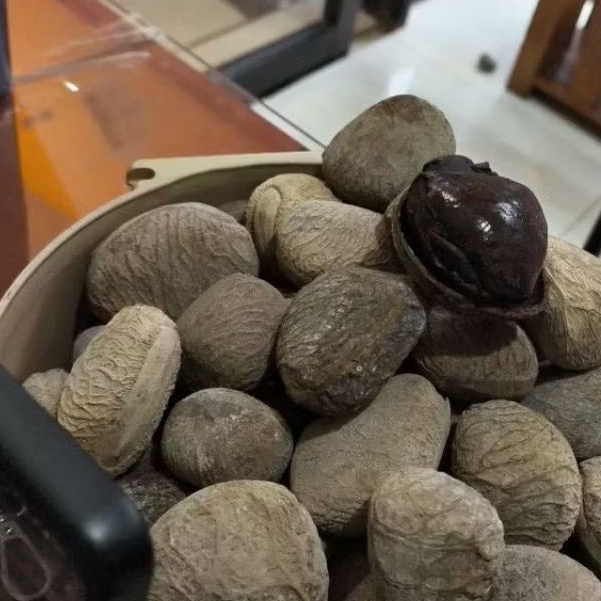 

kluwek kupas sudah matang siap di pakai bumbu masak