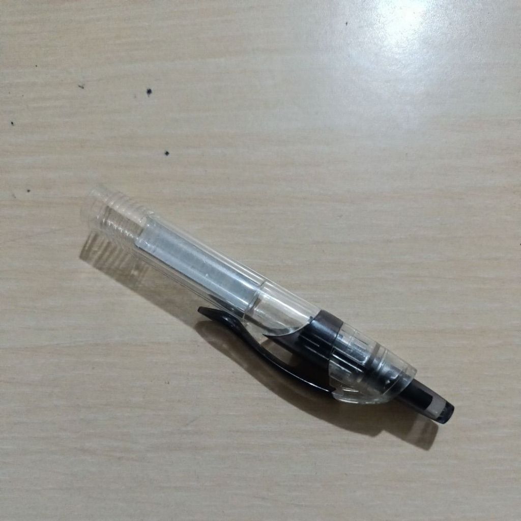 

tutup pulpen hitam