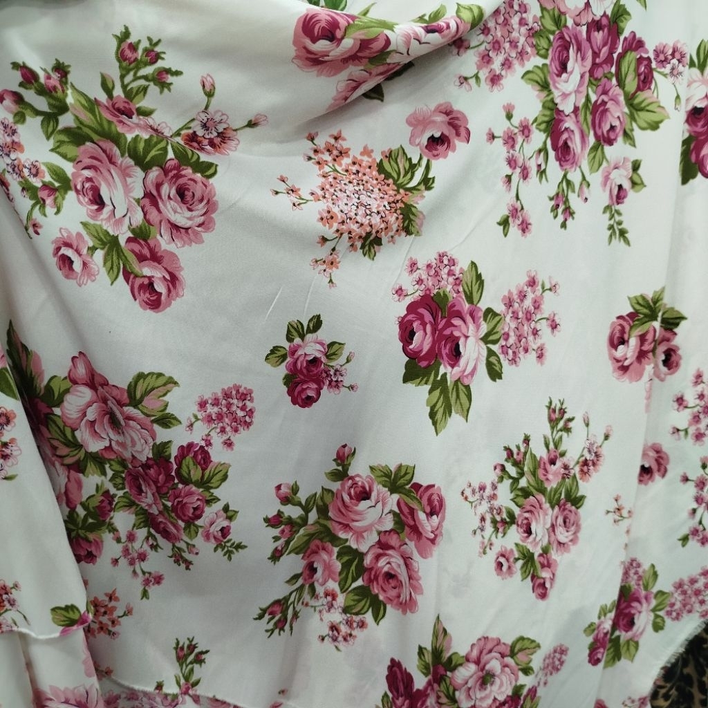 Kain Satin Silk Motif Bunga Mawar Pink – Elegan & Lembut - Per 0,5 meter - Kain Satin Silk Printing 