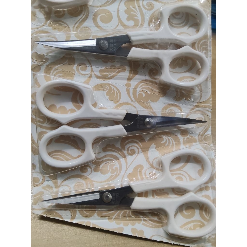 

Gunting Bordir Benang Lengkung Melengkung Hitam Gunting Kodok No1 8inch