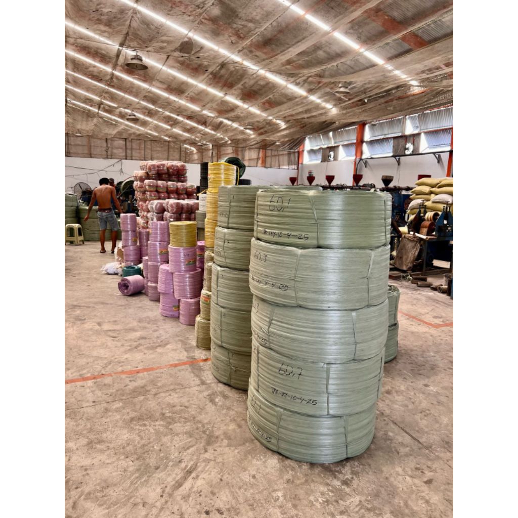 

TALI RAFIA/TALI PLASTIK WARNA NATURAL GULUNGAN BESAR (INSTANT KURIR)