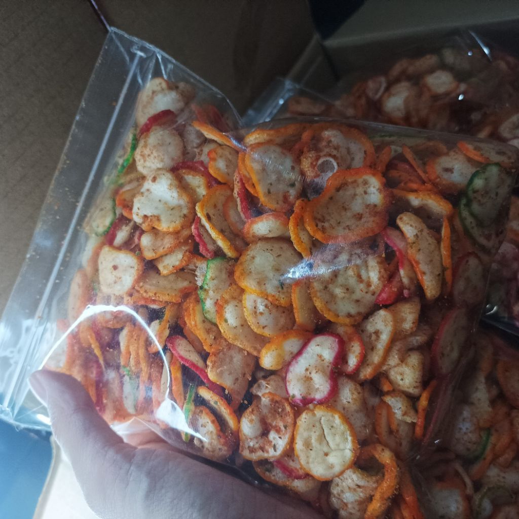 

KERUPUK BANTAT SEBLAK MINI PEDAS DAUN JERUK - 200 GRAM - GARING GURIH BEST SELLER SNACK VIRAL