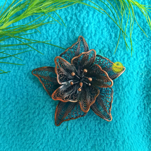 Bros Bunga Tembaga Antik – Aksesoris Etnik Elegan