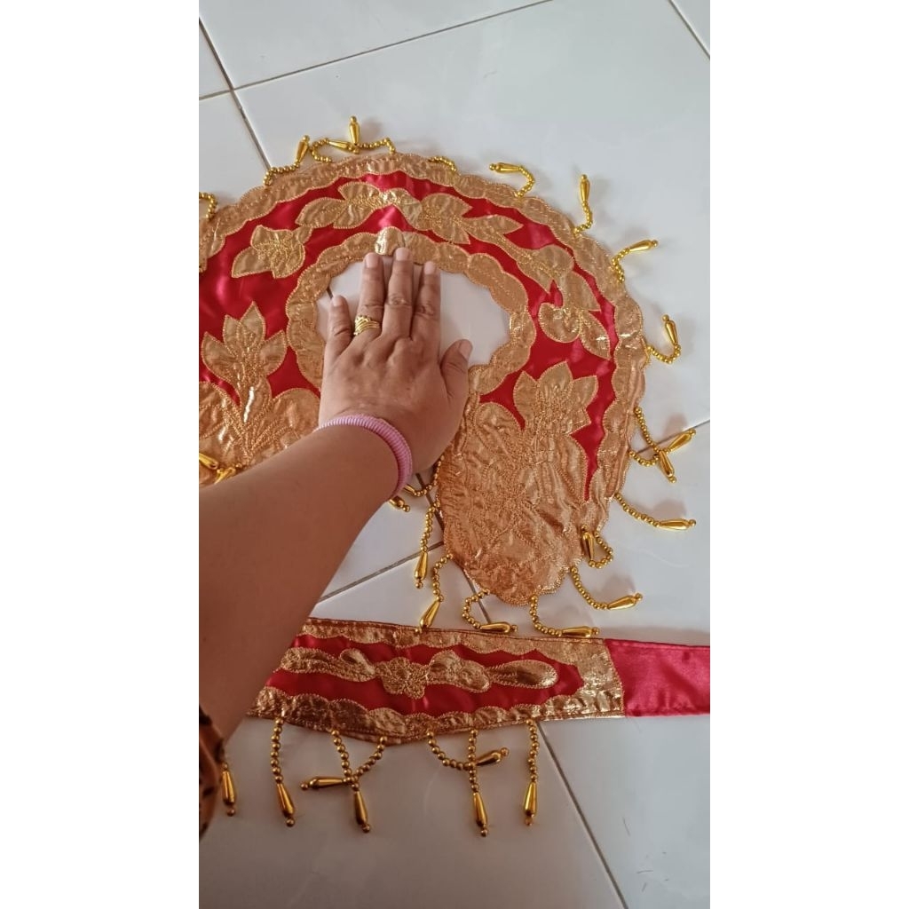 tokah / hiasan bahu baju adat