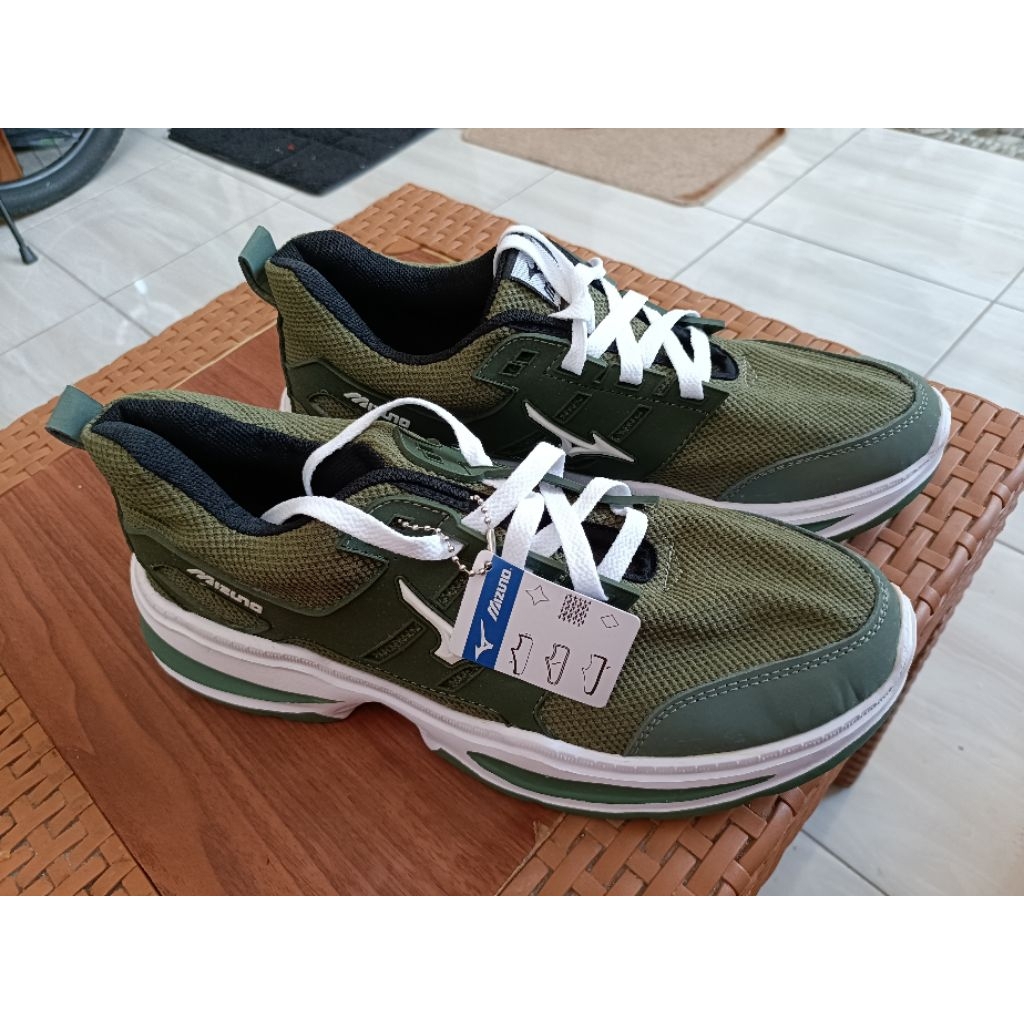 Sepatu olahraga pria/wanita hijau army merk mizuno