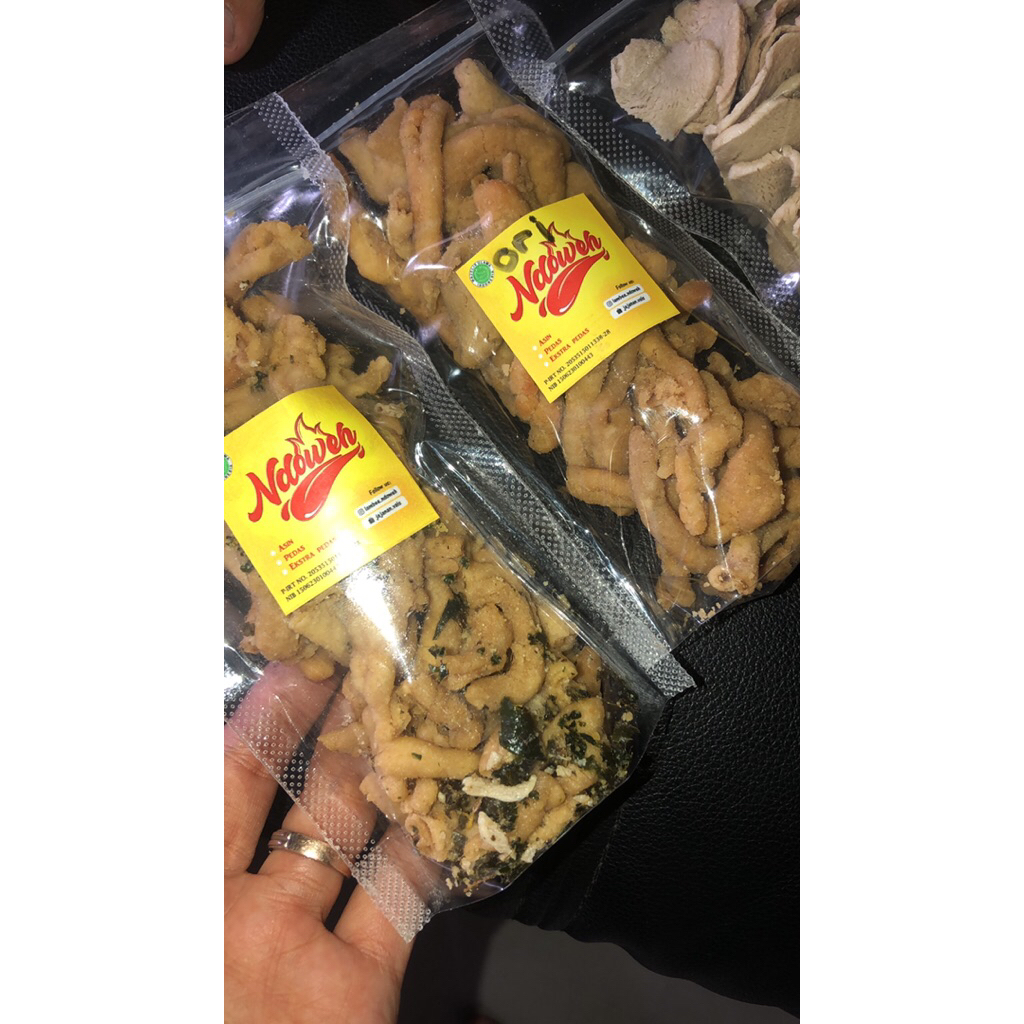 

KERIPIK USUS VALLEN, KRIPIK USUS AYAM JAGO, KERIPIK USUS PEDAS DAUN JERUK