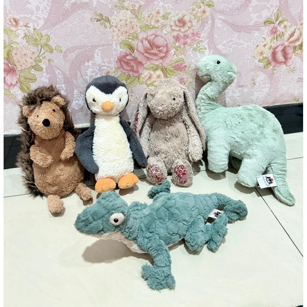 Boneka Plushie Jellycat Spike Hedgehog, Tulip Bunny, Bashful Penguin, Fossily Brontosaurus, Gecko Go