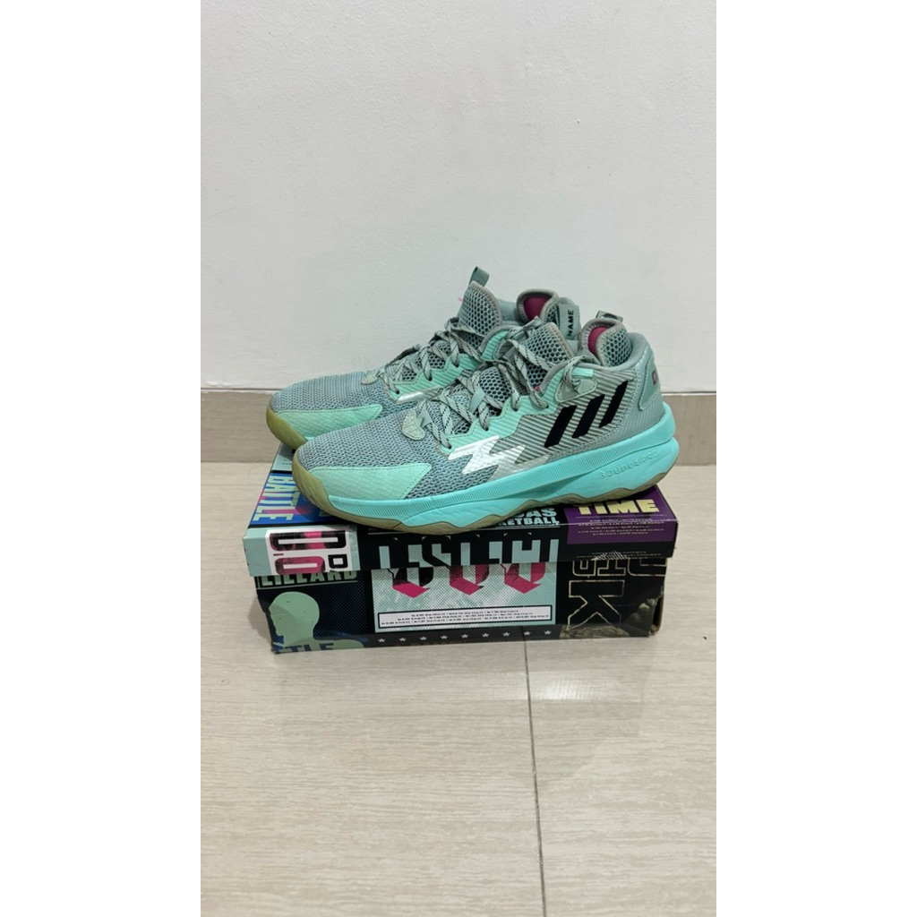 Sepatu Basket Adidas Dame 8 Size 43 1/3 (Nego Tipis)