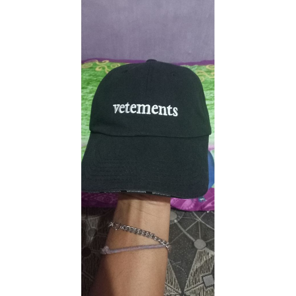 Topi Vetements x Reebok