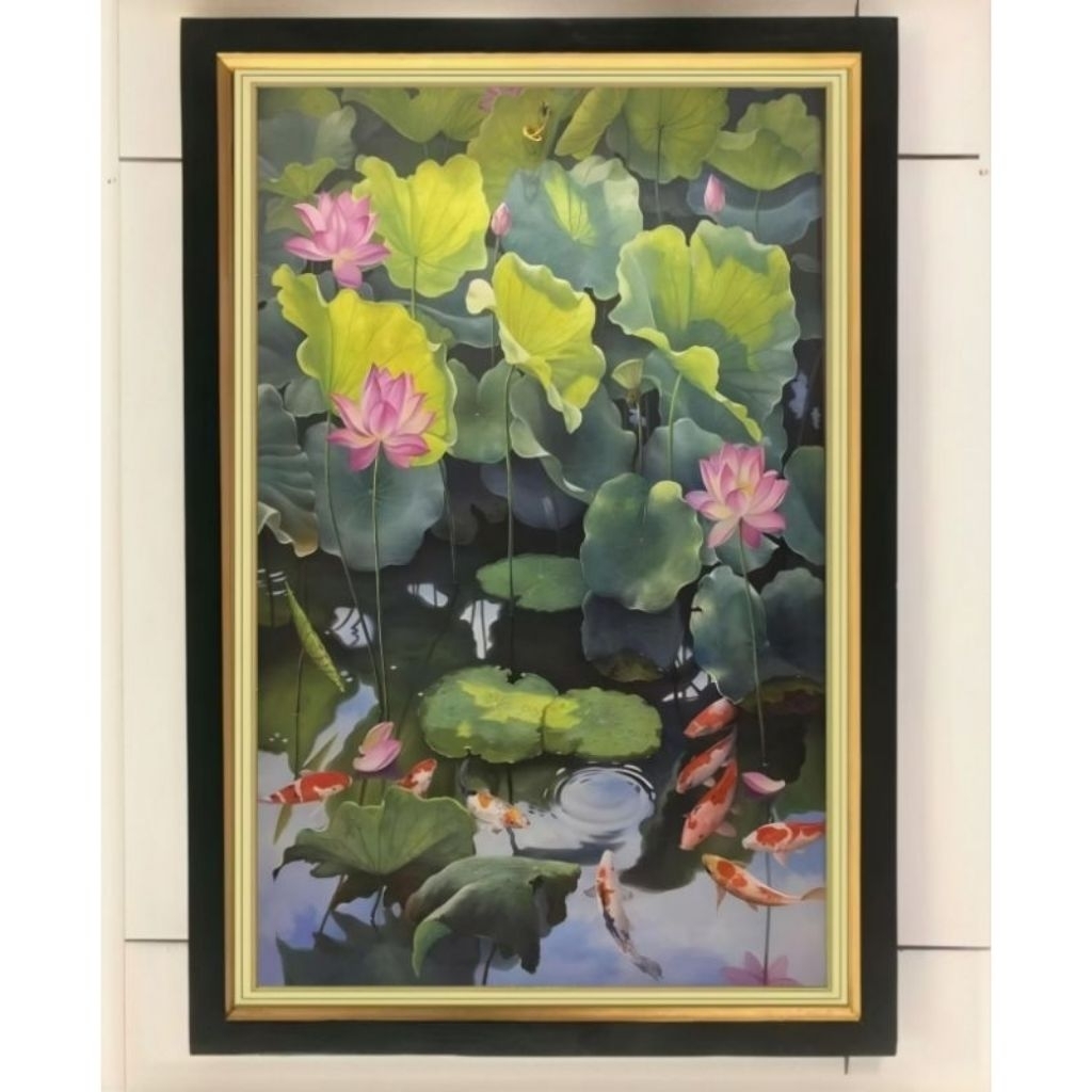 hiasan dinding lukisan cetak bunga teratai dan ikan koi plus bingkai ukuran 65cm×45cm