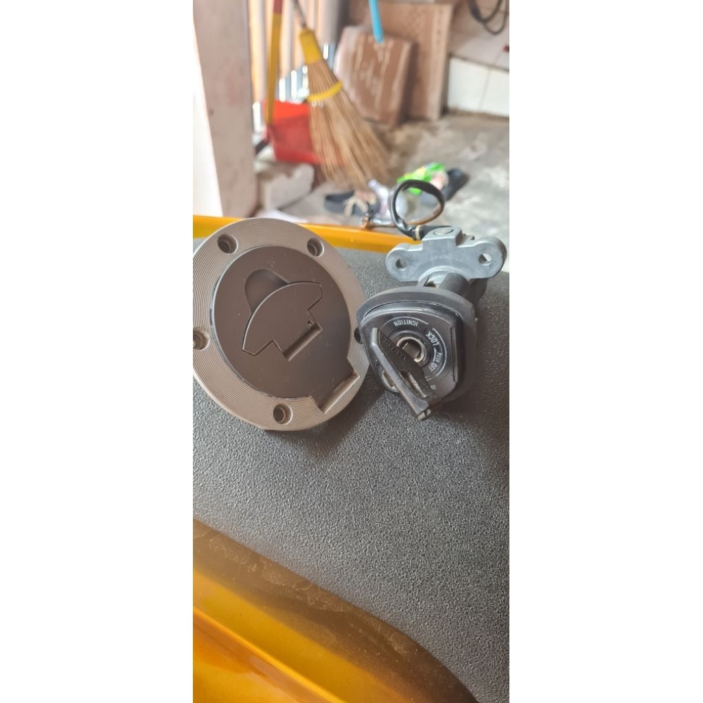 Tutup tanki dan Kunci kontak R15 V2