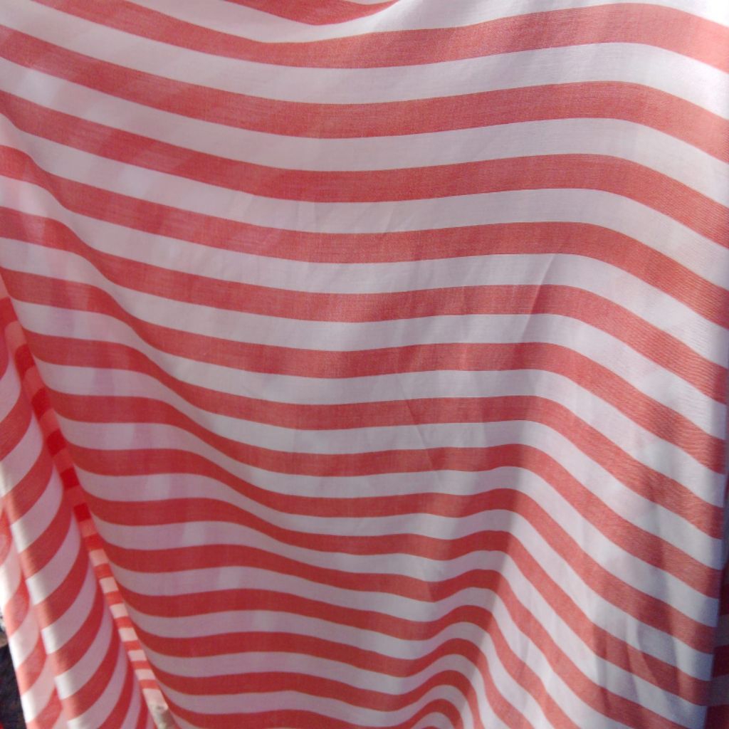 Kain Motif Garis Merah Putih Lurus – Bahan Kain Katun Adem & Ringan (Harga Kain Per½ Meter)