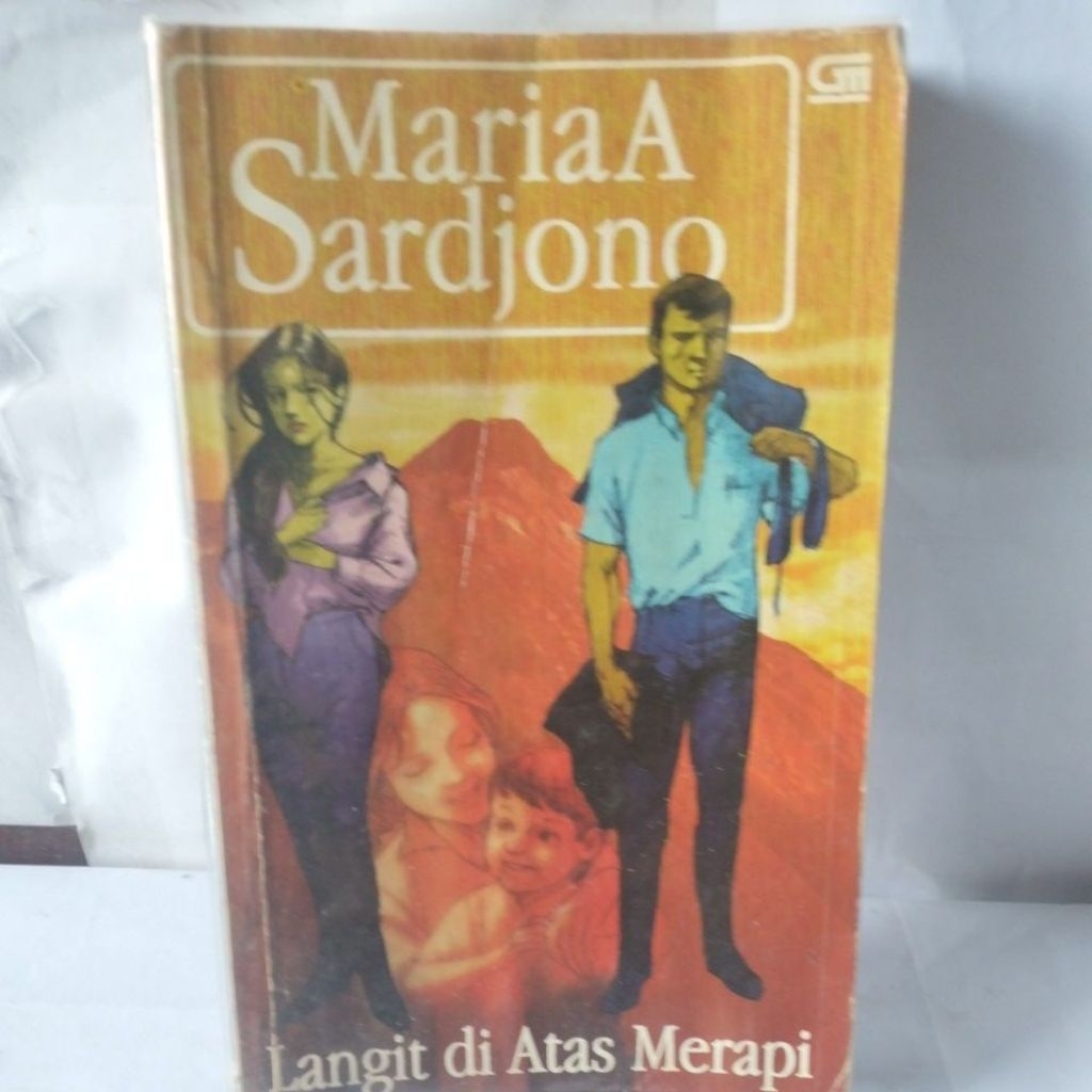 NOVEL MARIA A SARJONO Langit di atas merapi