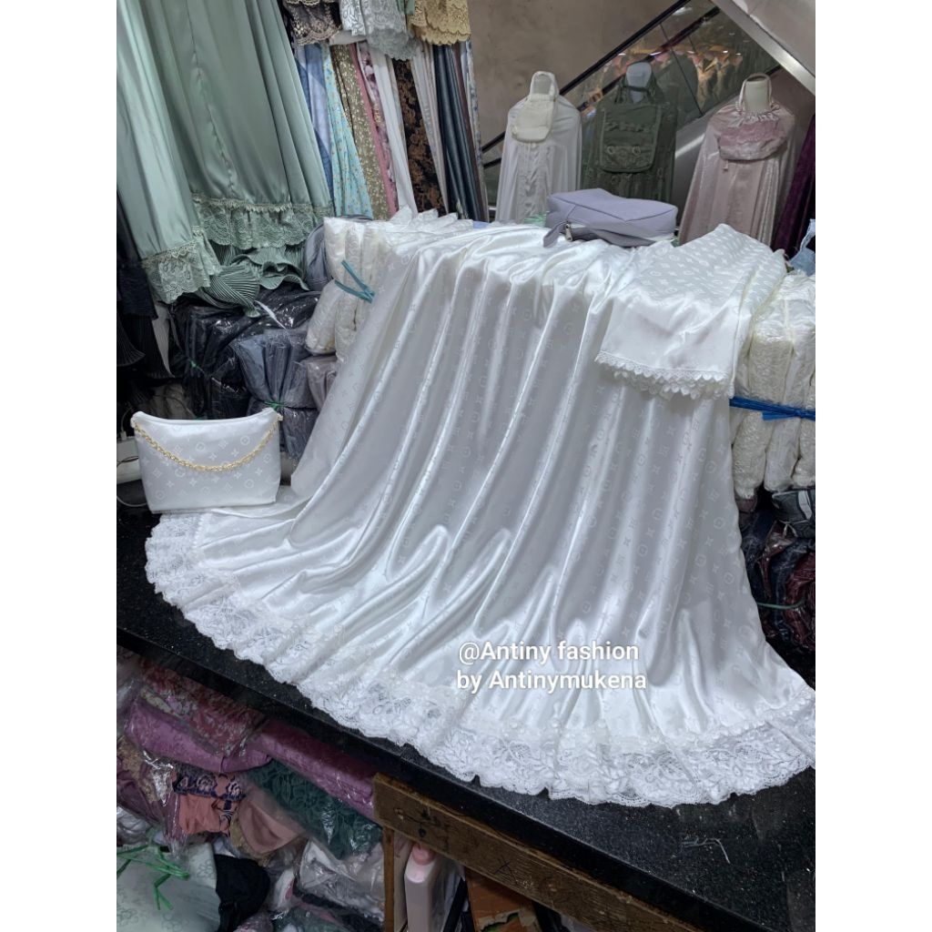 Mukena silk putih/ mukena sutra silk premium/ mukena renda cantik hitam dan putih/ mukena dewasa/ mu