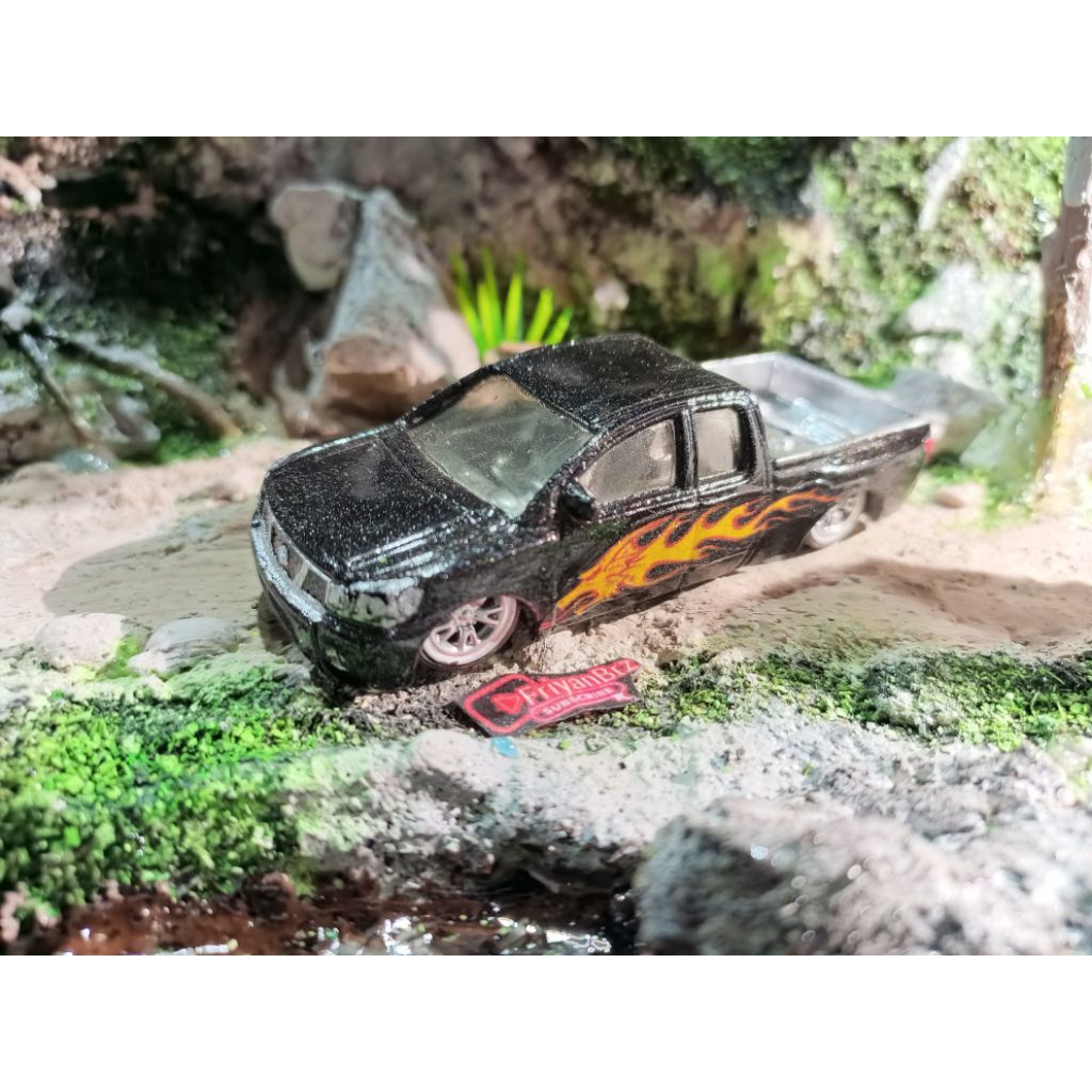 Diecast Hotwheels custom Nissan Titan pickup ceper loose