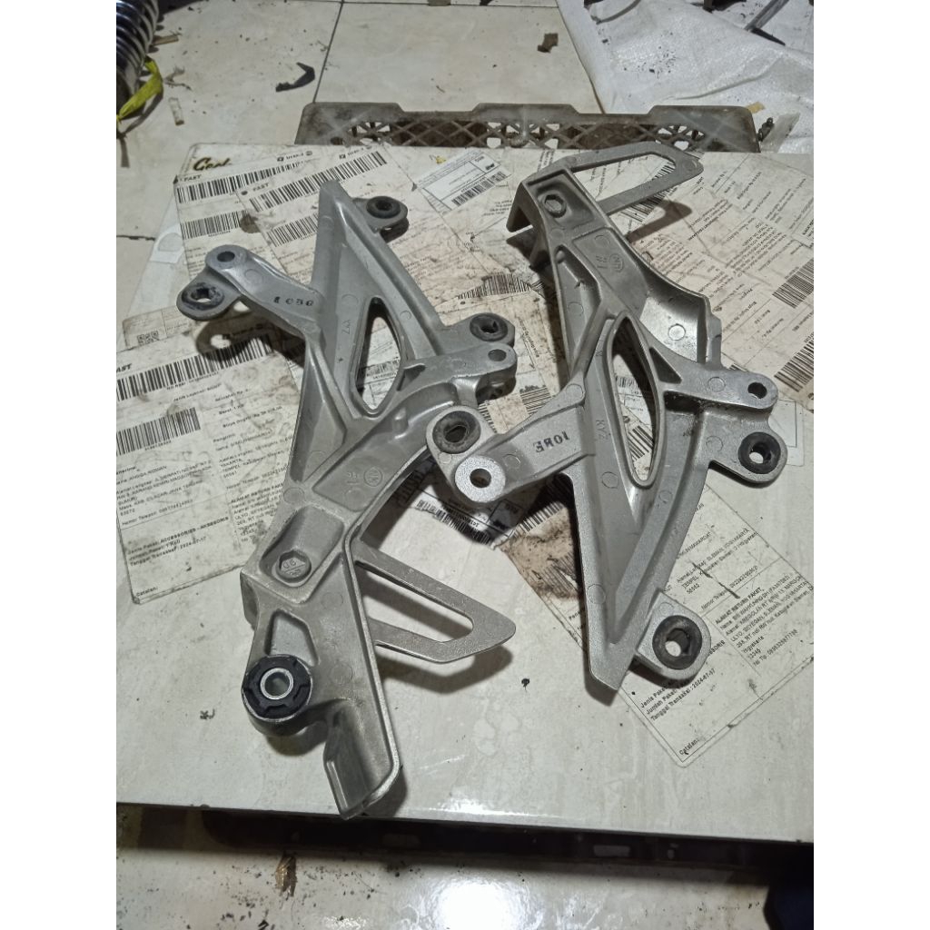 footstep belakang Honda Supra x 125 helm in original