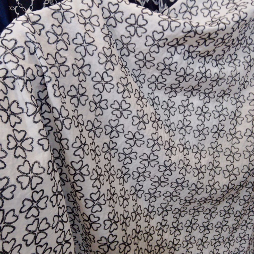 Kain Sifon Bordir Bunga Semanggi Hitam Putih – Bahan Fashion Elegan & Anggun (Harga Kain Per½ Meter)