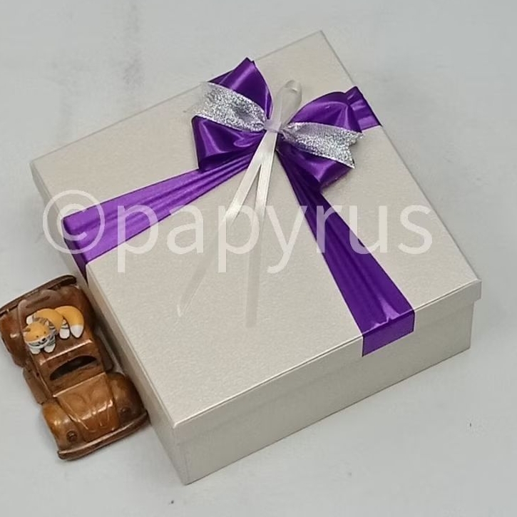 

PAPYRUS 22,5x22,5 Tinggi 10cm Kotak Kado Gift Box Hardbox Hampers V3