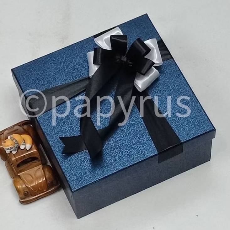 

PAPYRUS 22,5x22,5 Tinggi 10cm Kotak Kado Gift Box Hardbox Hampers Hadiah V1