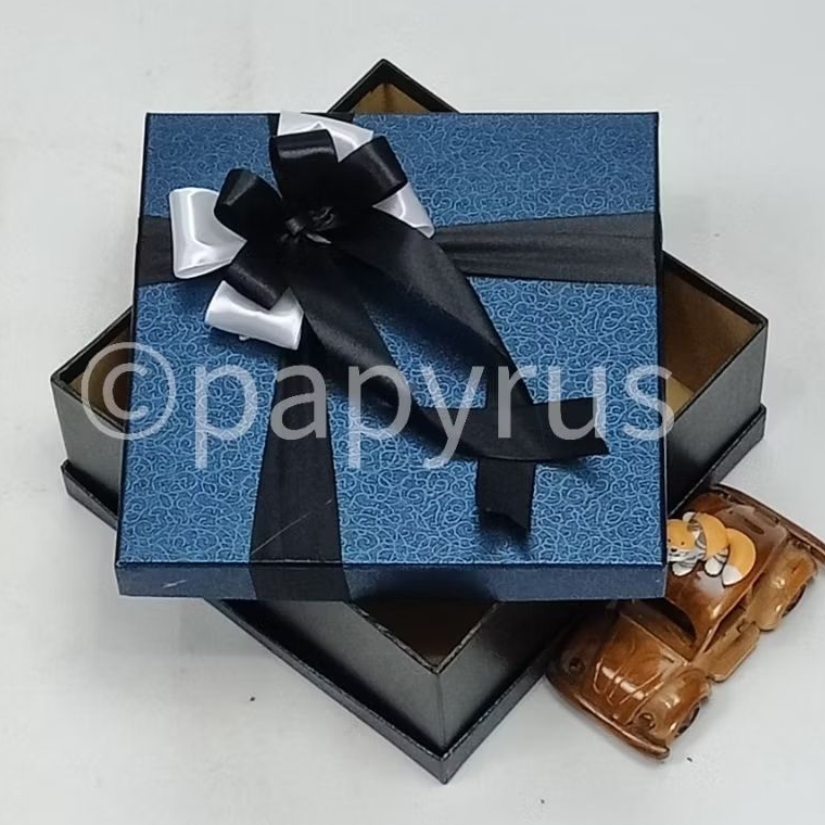 

PAPYRUS Sandwich 22,5x22,5 Tinggi 8cm Kotak Kado Gift Box Hardbox Hampers Hadiah V1