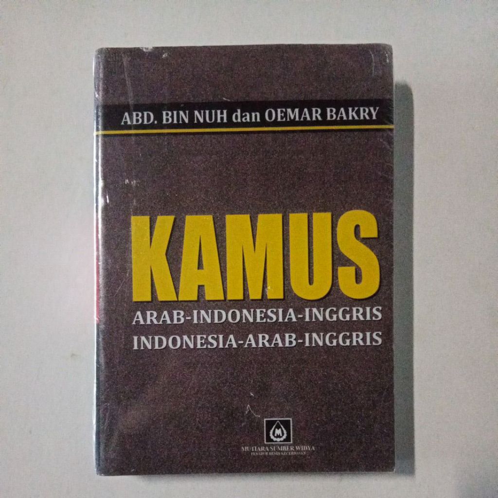 BUKU KAMUS ARAB-INDONESIA-INGGRIS. INDONESIA-ARAB-INGGRIS OLEH ABD. BIN NUH dan OEMAR BAKRY