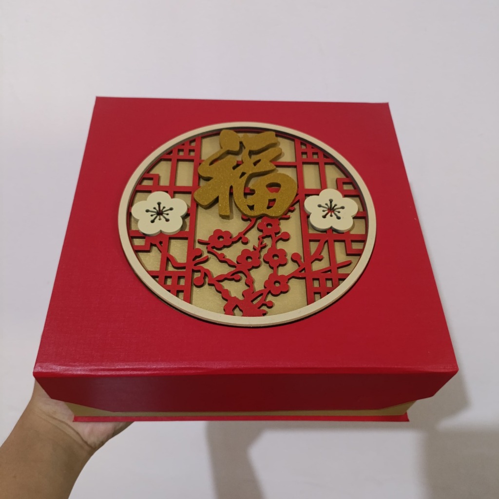 

Box Imlek MDF Ukiran 22x22 / Box Hampers Imlek / Box Imlek CNY / Kotak Hadiah Merah Putih Ukiran