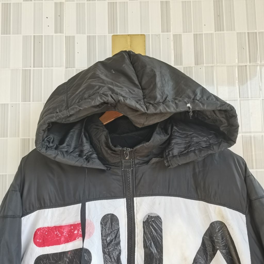 872. JAKET GELEMUNG FILA BIG LOGO WARNA HITAM SIZE XL  WARNA HITAM PRELOVED