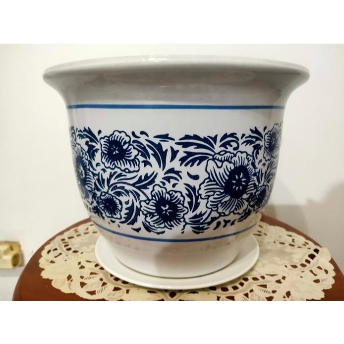 Pot Bunga Bulat Putih Biru Ada Alas Piringnya