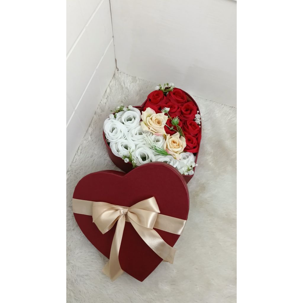 Amanta Segar | Bloombox Love Uzayr Bouquet Flowers Buket Bunga Artificial Buket Bunga Wisuda Buket A