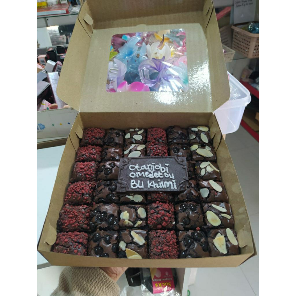 

Fudgy Brownies Panggang Sekat 20 x 20 isi 36 potong kecil ( Free Kartu Ucapan)