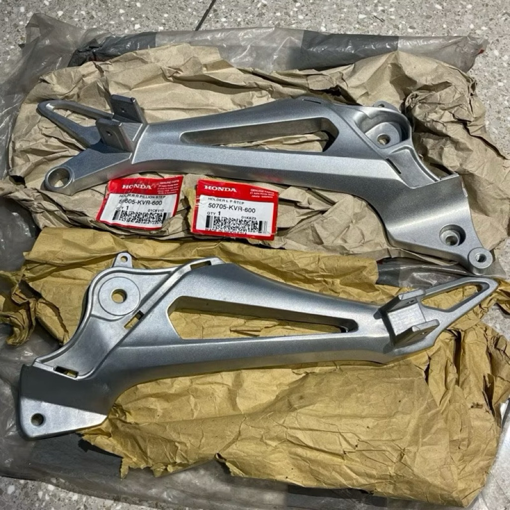 FOOT STEP PIJAKAN KAKI BELAKANG KANAN KIRI SUPRA X 125 X125 BATMAN REVO 100 LANCIP ORIGINAL AHM 5060