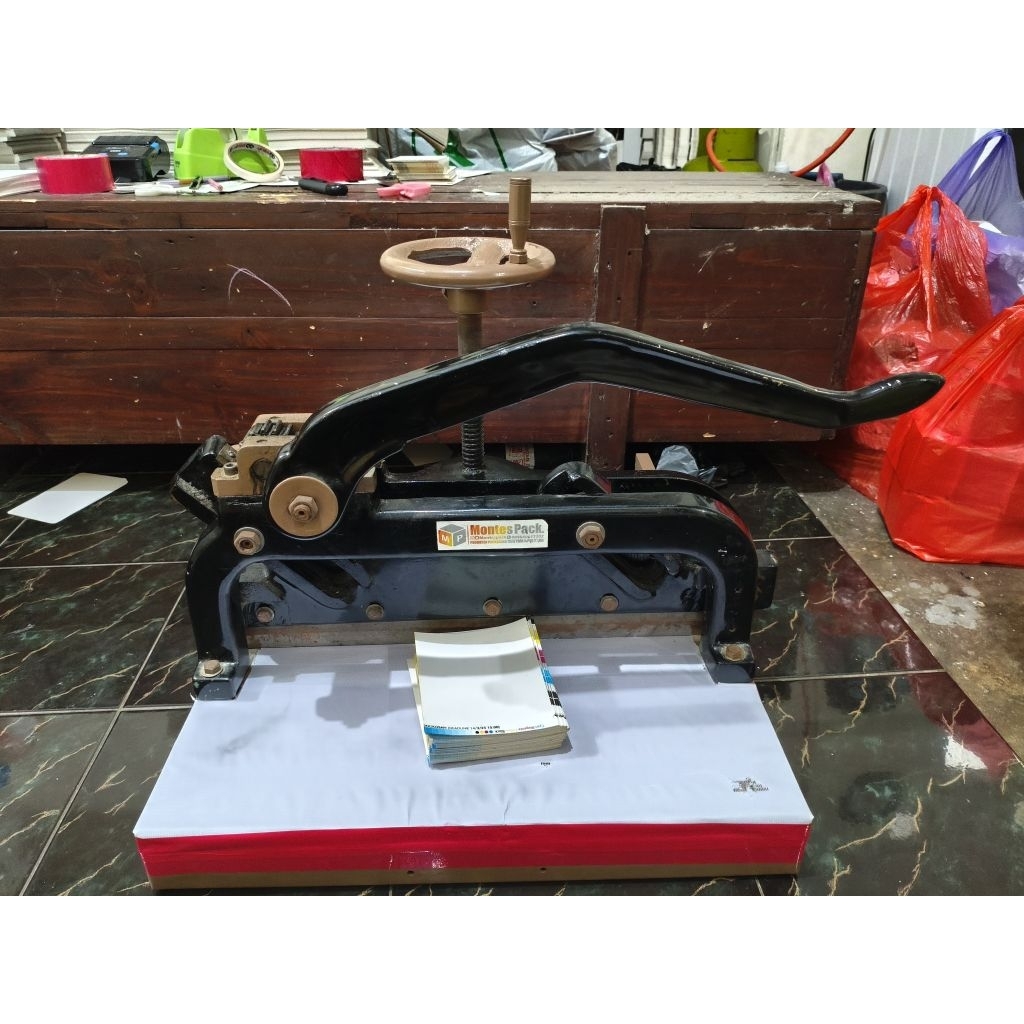 

Mesin potong kertas merk Thunder