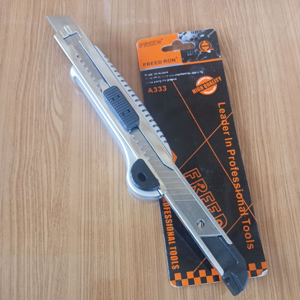 

Pisau cutter 18mm plus Refill Freed