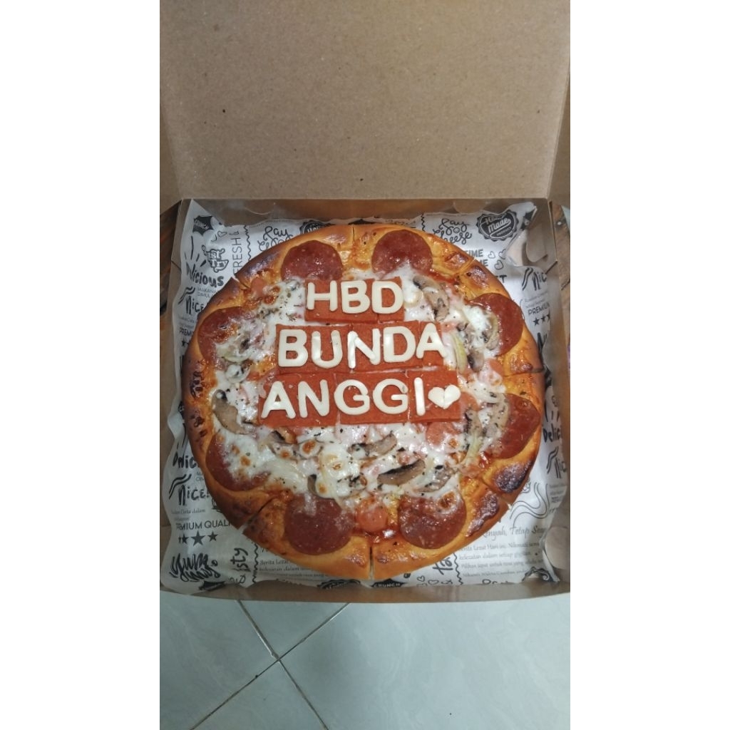

pizza diameter 24 dengan toping peperoni,sosis,dan mushroom