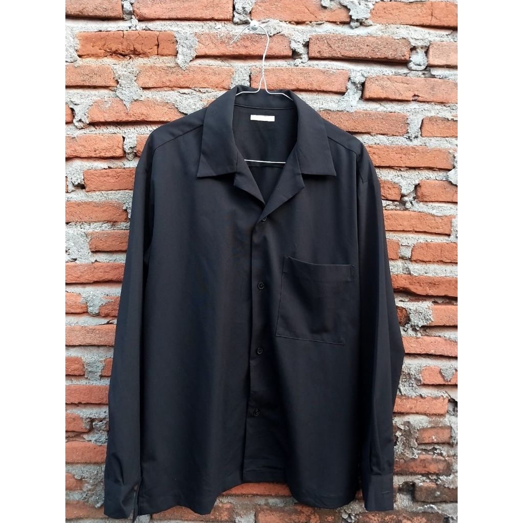 kemeja panjang open collar hitam GU Uniqlo