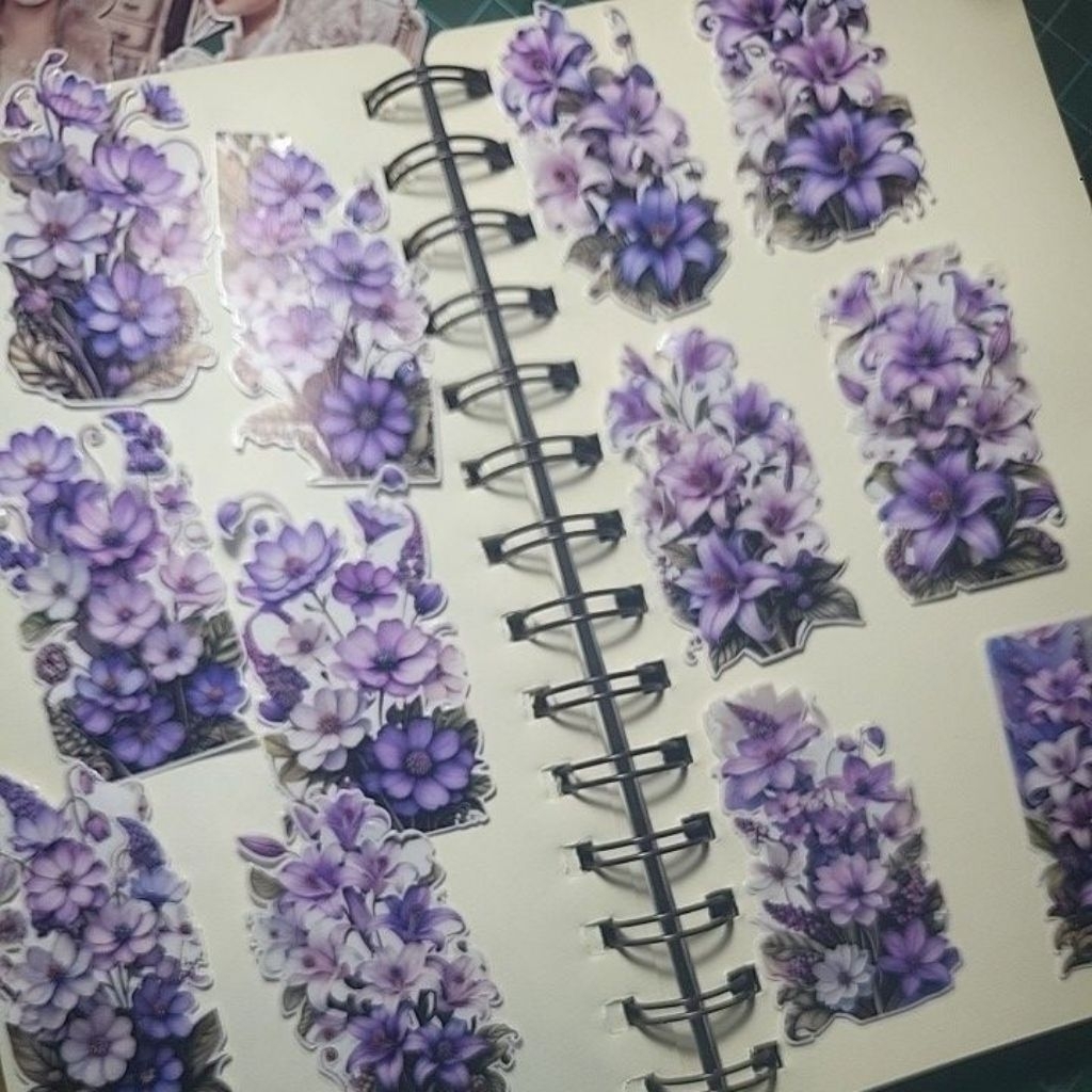 

ARTDOESWORK Pretty purple flowers stiker transparant